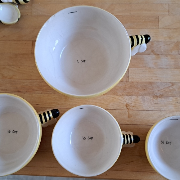 Stacking Bee Measuring Cups - Picture 2 of 3